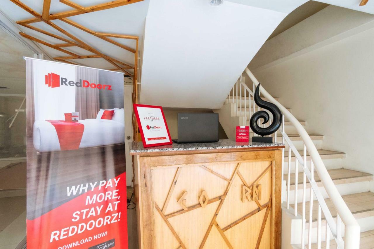 RedDoorz @ University Belt Manilla Buitenkant foto